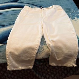 White Gloria Vanderbilt Amanda women capris size 12